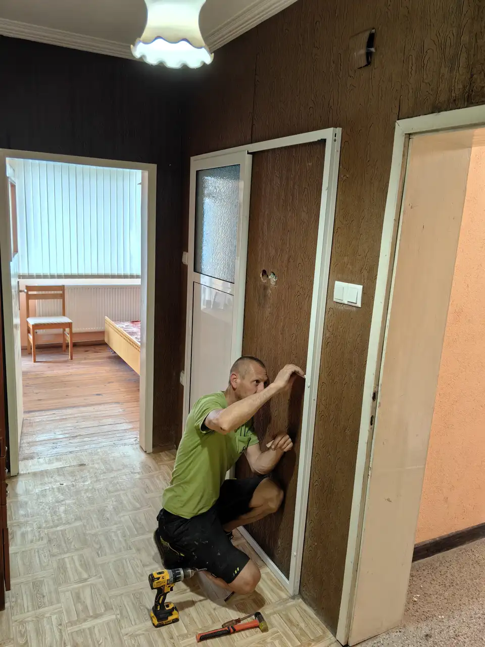 Обект Стамболийски 30, Входен портал, Плъзгаща врата за баня, Обръщане с первази — снимка 4